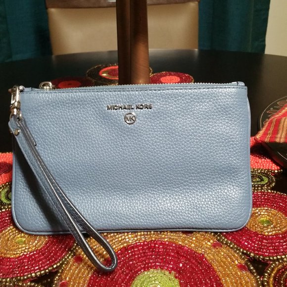 Michael Kors Handbags - NWOT Michael Kors Wallet/Wristlet